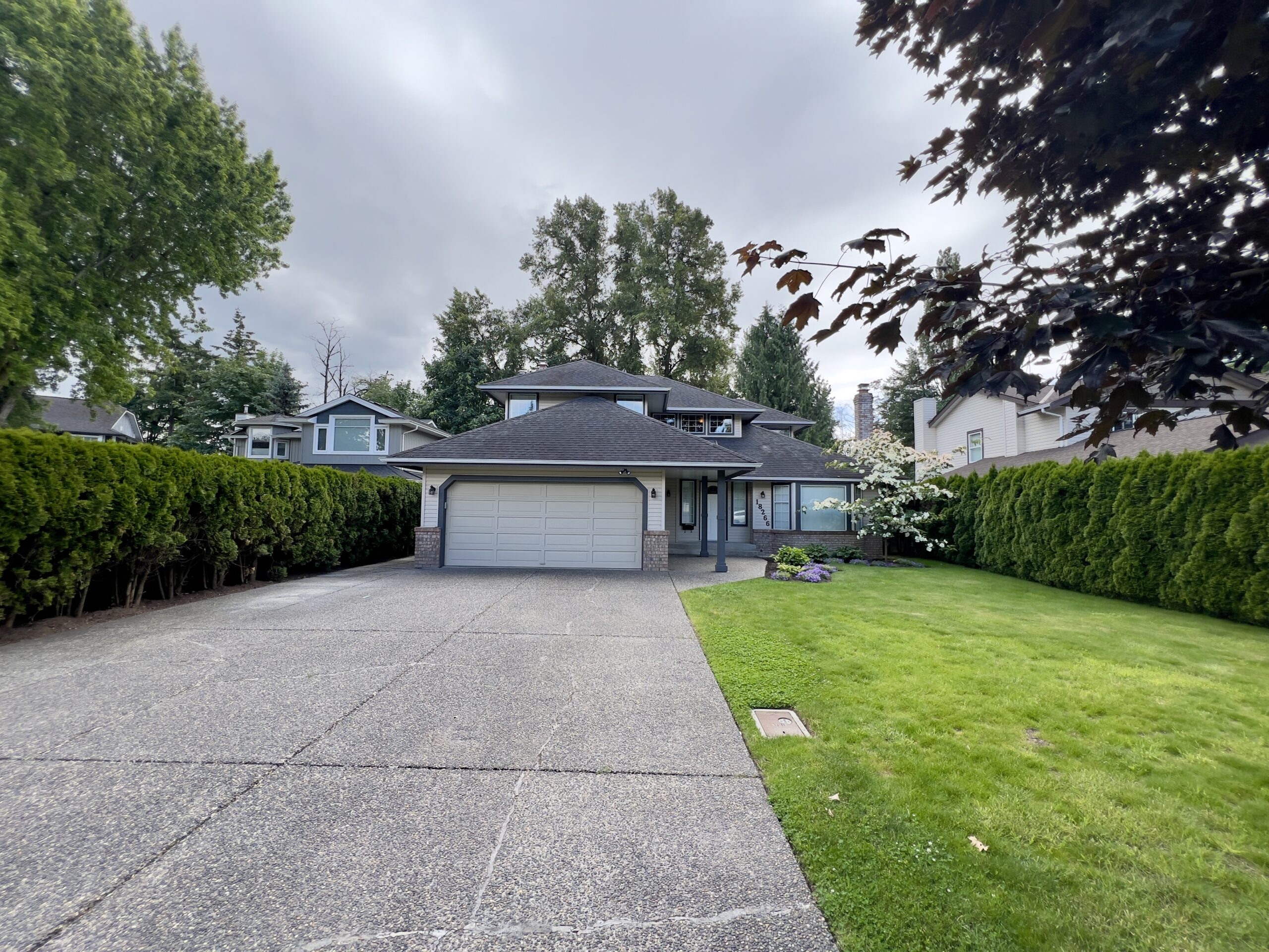 CLOVERDALE – 3 BED 2.5 BATH HOUSE! HUGE YARD AND DRIVEWAY