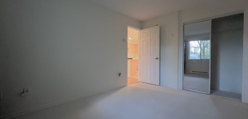 UNFURNISHED 1 BEDROOM, 1 BATHROOM CONDO