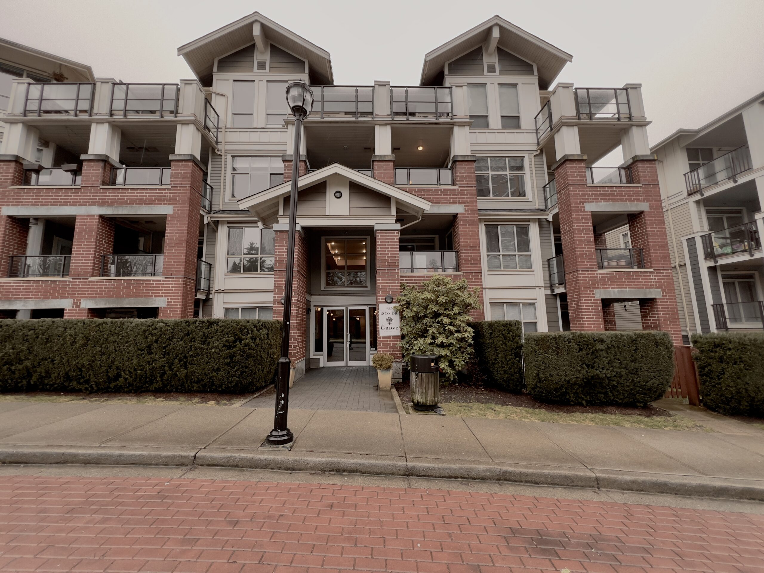 NEW WESTMINSTER – TOP FLOOR 1 BEDROOM, 1 BATHROOM CONDO