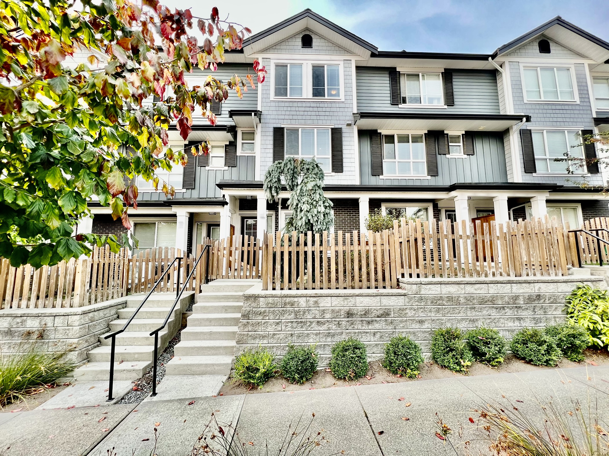 LANGLEY – 3 BEDROOM, 2.5 BATHROOM TOWNHOUSE