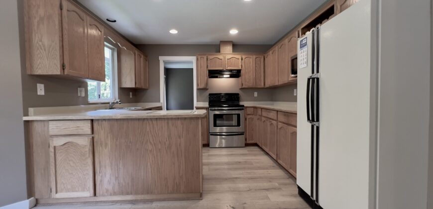 CLOVERDALE – 3 BED 2.5 BATH HOUSE! HUGE YARD AND DRIVEWAY