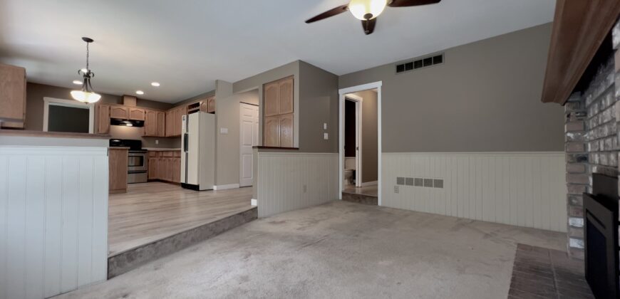 CLOVERDALE – 3 BED 2.5 BATH HOUSE! HUGE YARD AND DRIVEWAY