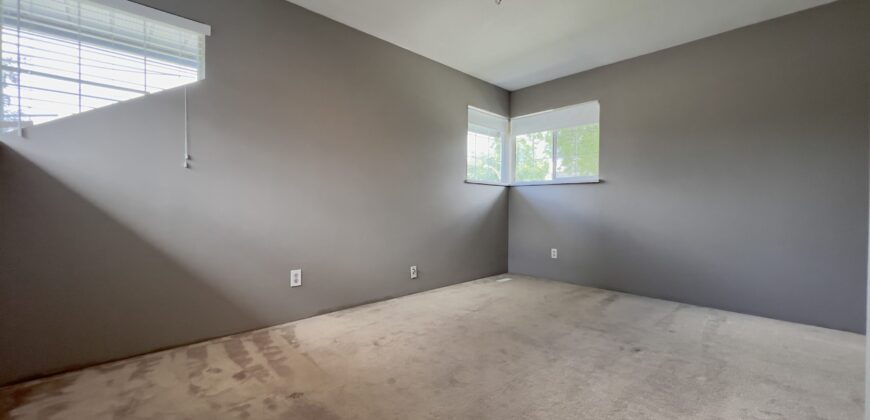 CLOVERDALE – 3 BED 2.5 BATH HOUSE! HUGE YARD AND DRIVEWAY