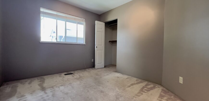 CLOVERDALE – 3 BED 2.5 BATH HOUSE! HUGE YARD AND DRIVEWAY