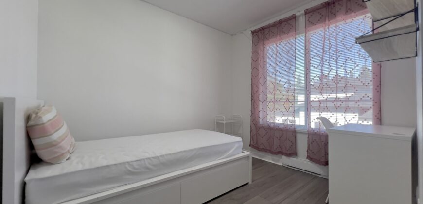 CLAYTON HEIGHTS – ELEGANTLY FURNISHED 3 BEDROOM + DEN/OFFICE, 2.5 BATHROOM TOWNHOUSE