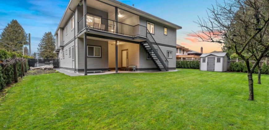 West Clearbrook – 5 BED 3.5 BATH MAIN FLOOR HOUSE! HUGE YARD AND DRIVEWAY
