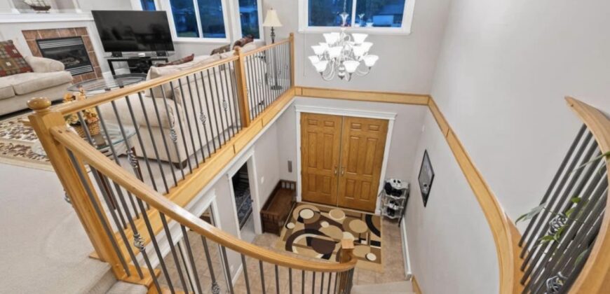 West Clearbrook – 5 BED 3.5 BATH MAIN FLOOR HOUSE! HUGE YARD AND DRIVEWAY