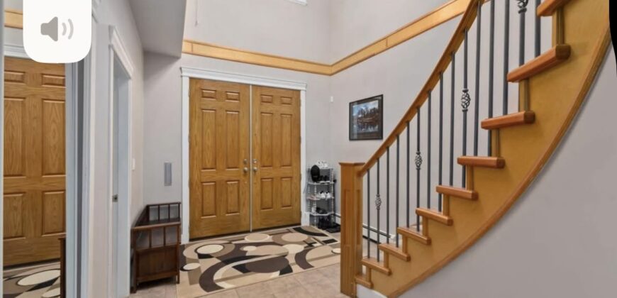 West Clearbrook – 5 BED 3.5 BATH MAIN FLOOR HOUSE! HUGE YARD AND DRIVEWAY