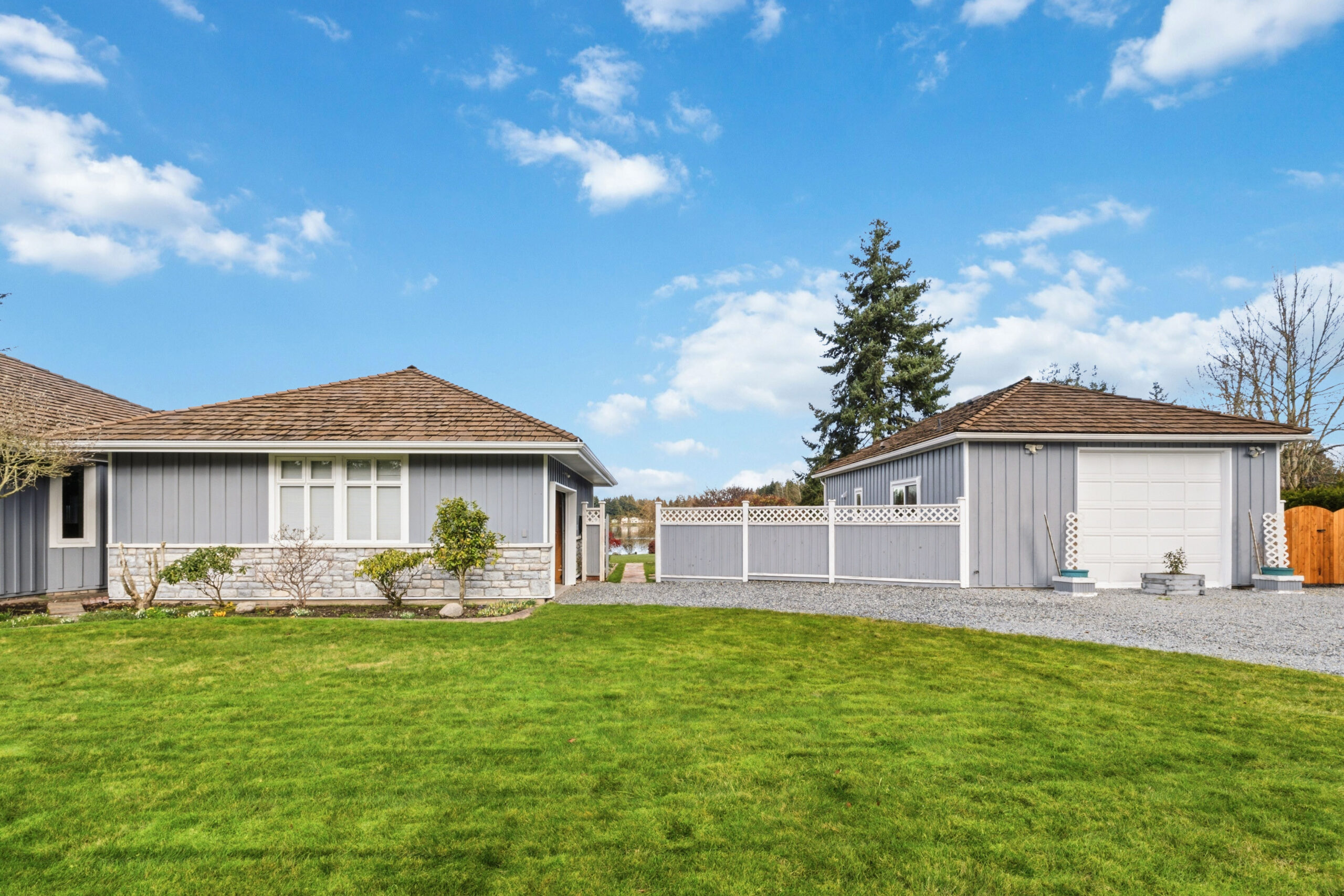 LANGLEY – 2 BEDROOM, 1.5 BATHROOM LAKESIDE COACH HOME