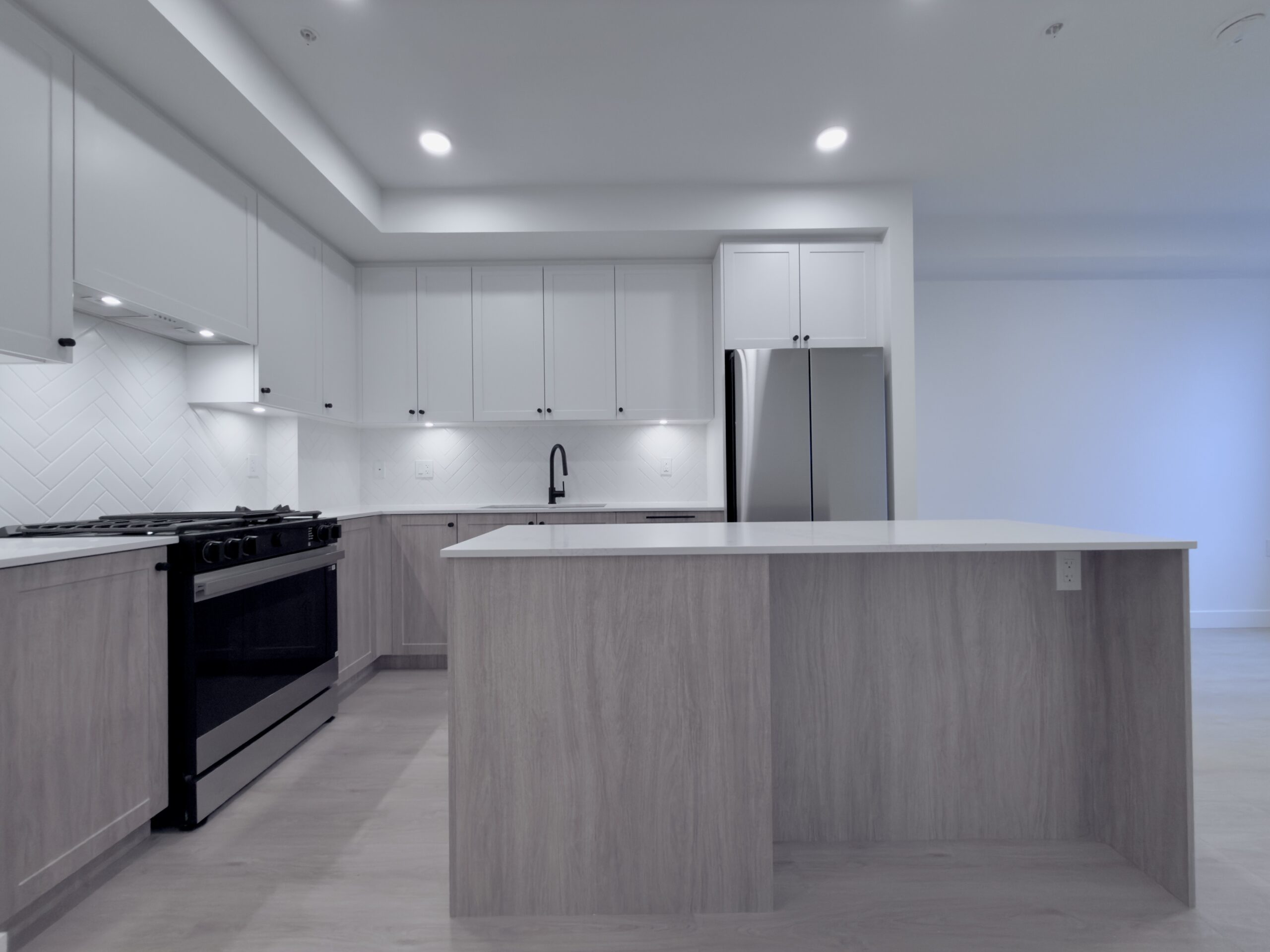 HAYER TOWN CENTRE – NEW 1 BED, 1 BATH + SOLARIUM – 2ND FLOOR