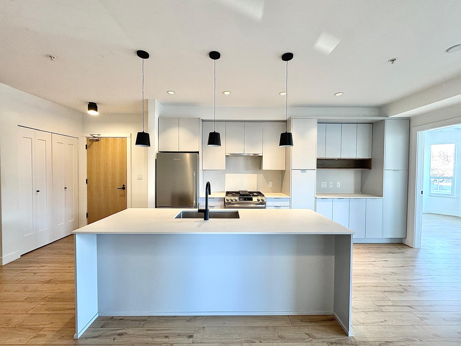 UPPER MONTROSE – CENTRAL ABBOTSFORD –3 BED 3 BATH CONDO