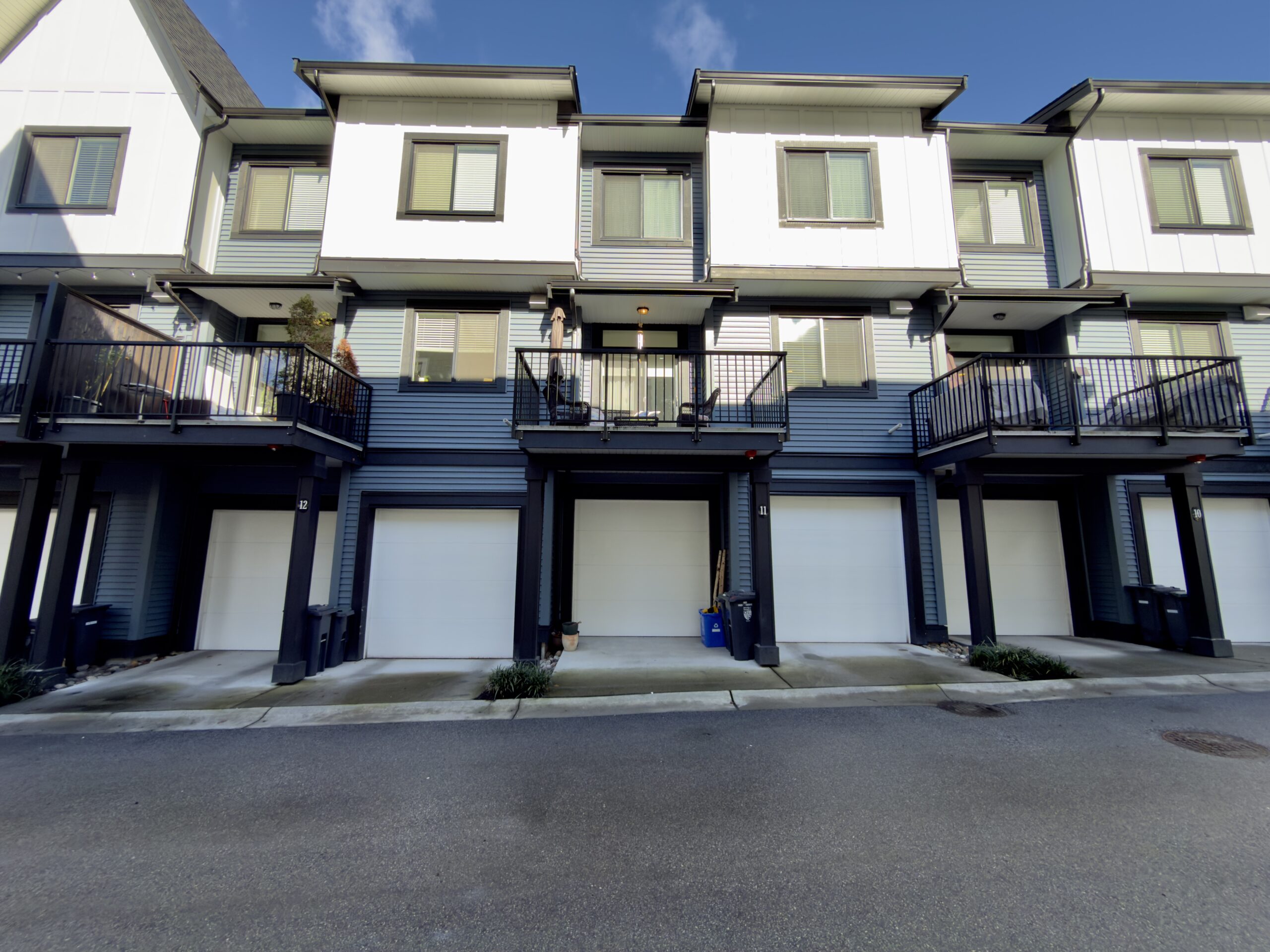LANGLEY – 3 BEDROOM 2.5 BATHROOM + DEN TOWNHOUSE