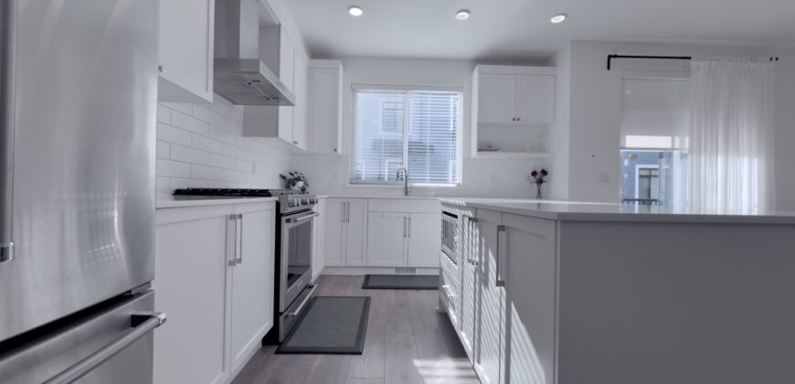 LANGLEY – 3 BEDROOM 2.5 BATHROOM + DEN TOWNHOUSE