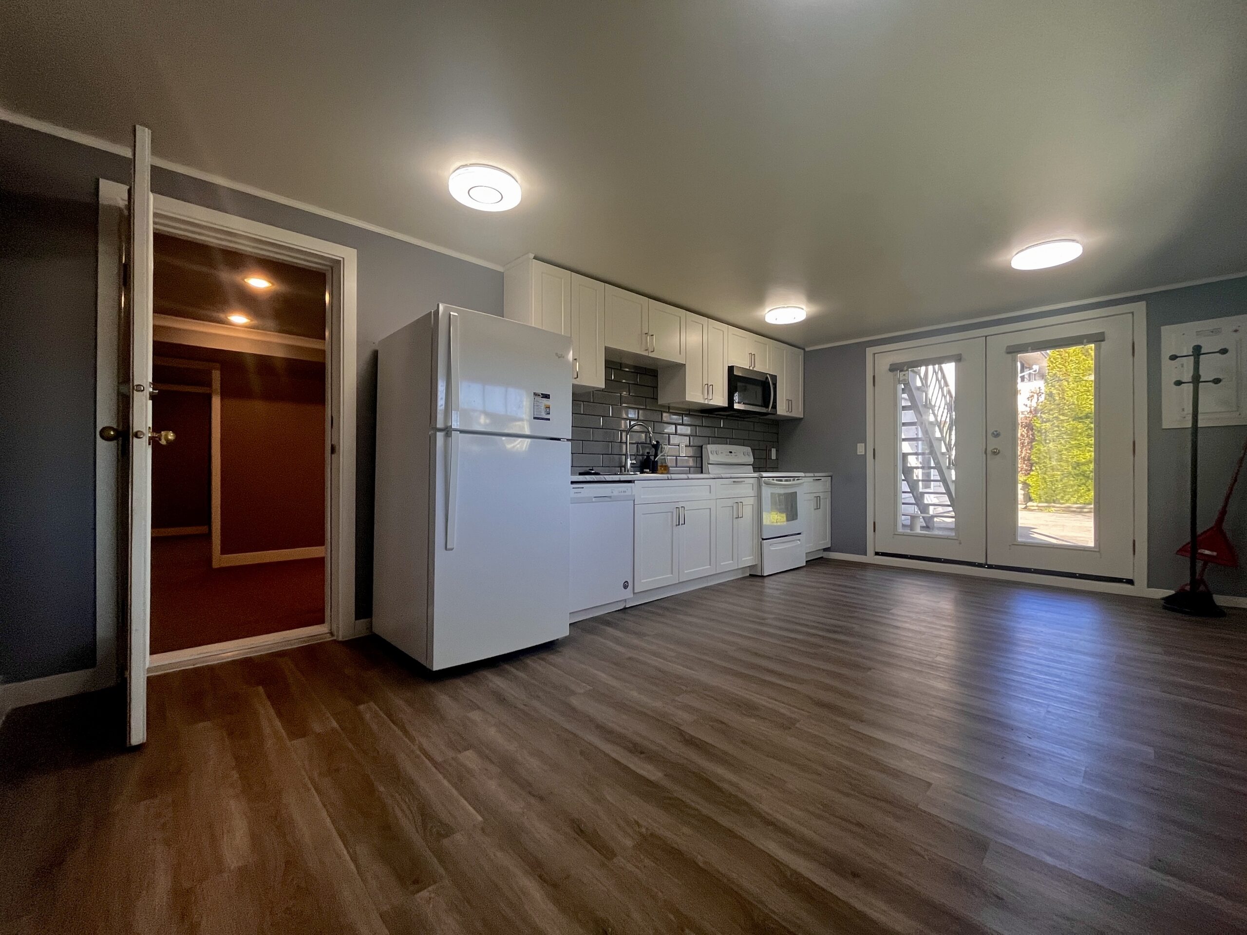 SURREY – GROUND LEVEL BASEMENT SUITE – 3 BEDROOMS, 1 BATHROOM