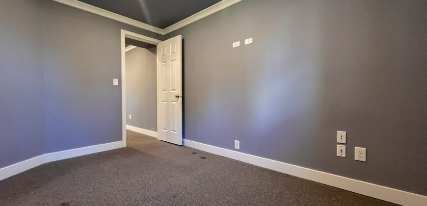 SURREY – GROUND LEVEL BASEMENT SUITE – 3 BEDROOMS, 1 BATHROOM