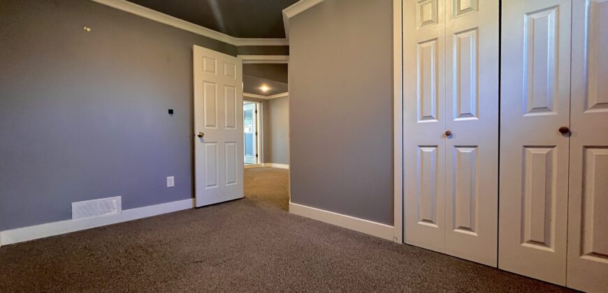 SURREY – GROUND LEVEL BASEMENT SUITE – 3 BEDROOMS, 1 BATHROOM