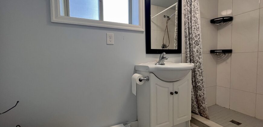 SURREY – GROUND LEVEL BASEMENT SUITE – 3 BEDROOMS, 1 BATHROOM