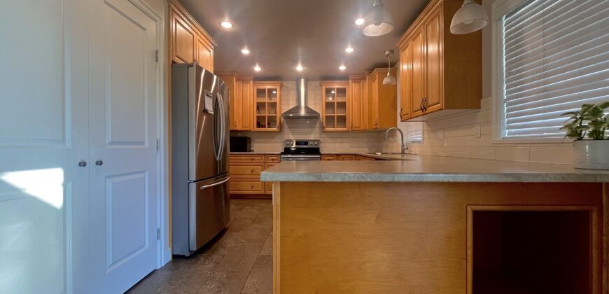 SURREY – UPPER LEVEL HOME – 3 BEDROOMS, 1.5 BATHROOMS