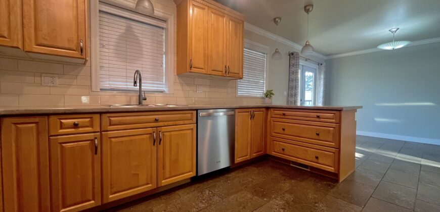 SURREY – UPPER LEVEL HOME – 3 BEDROOMS, 1.5 BATHROOMS