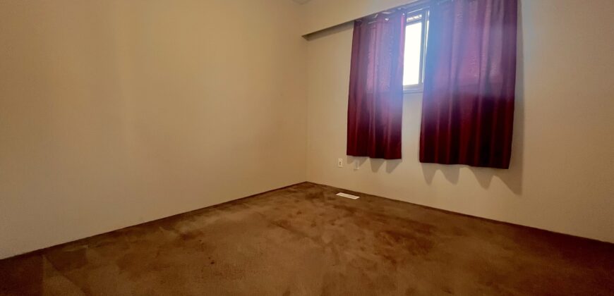 SURREY – UPPER LEVEL HOME – 3 BEDROOMS, 1.5 BATHROOMS