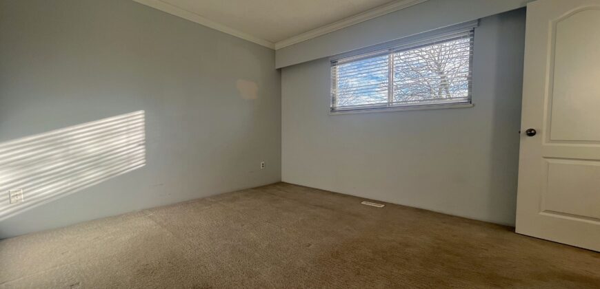 SURREY – UPPER LEVEL HOME – 3 BEDROOMS, 1.5 BATHROOMS