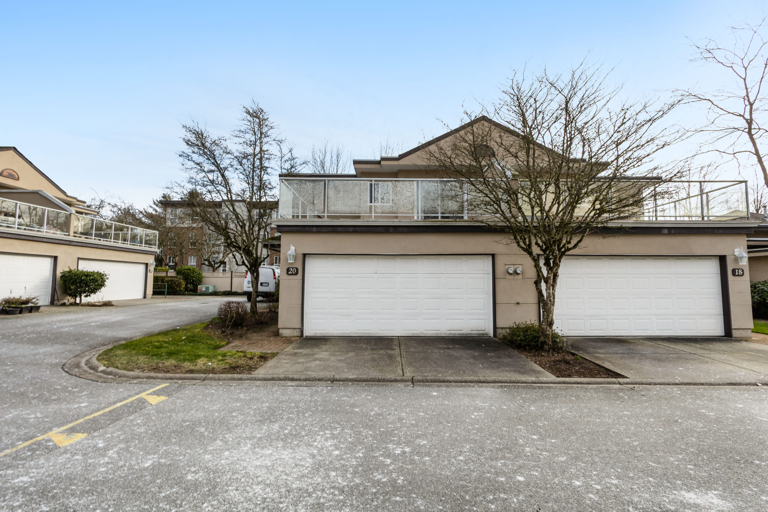 SURREY – 3 BEDROOM, 2 BATHROOM DUPLEX