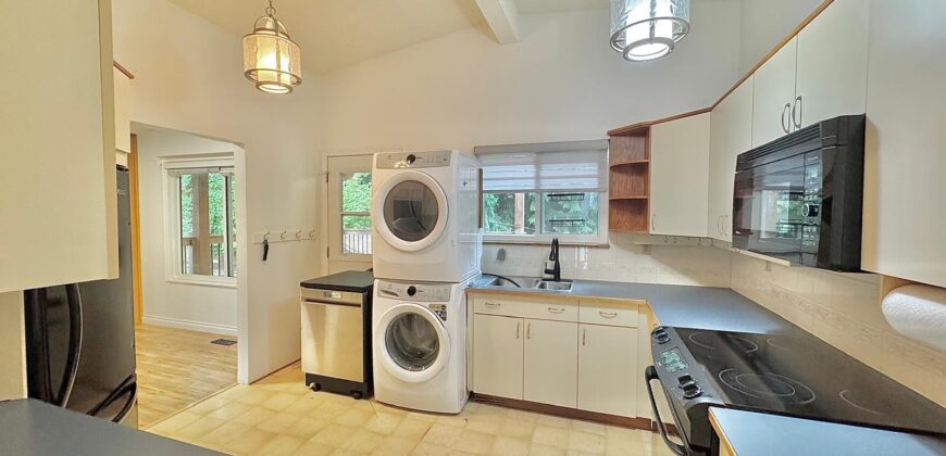 LANGLEY – SPECTACULAR AND FULLY UPDATED – 3 BEDROOMS 2 BATHROOM MAIN FLOOR