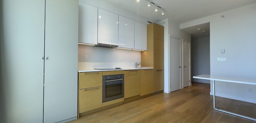 SURREY – STUDIO + 1 BATHROOM CONDO