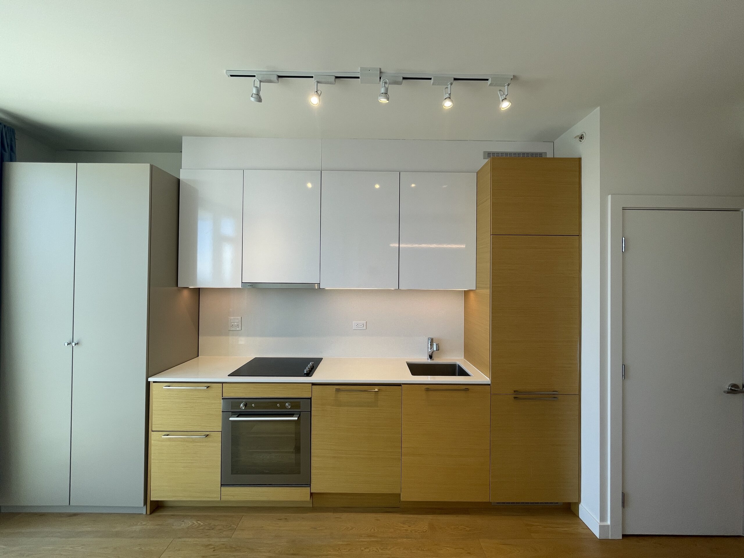 SURREY – STUDIO + 1 BATHROOM CONDO
