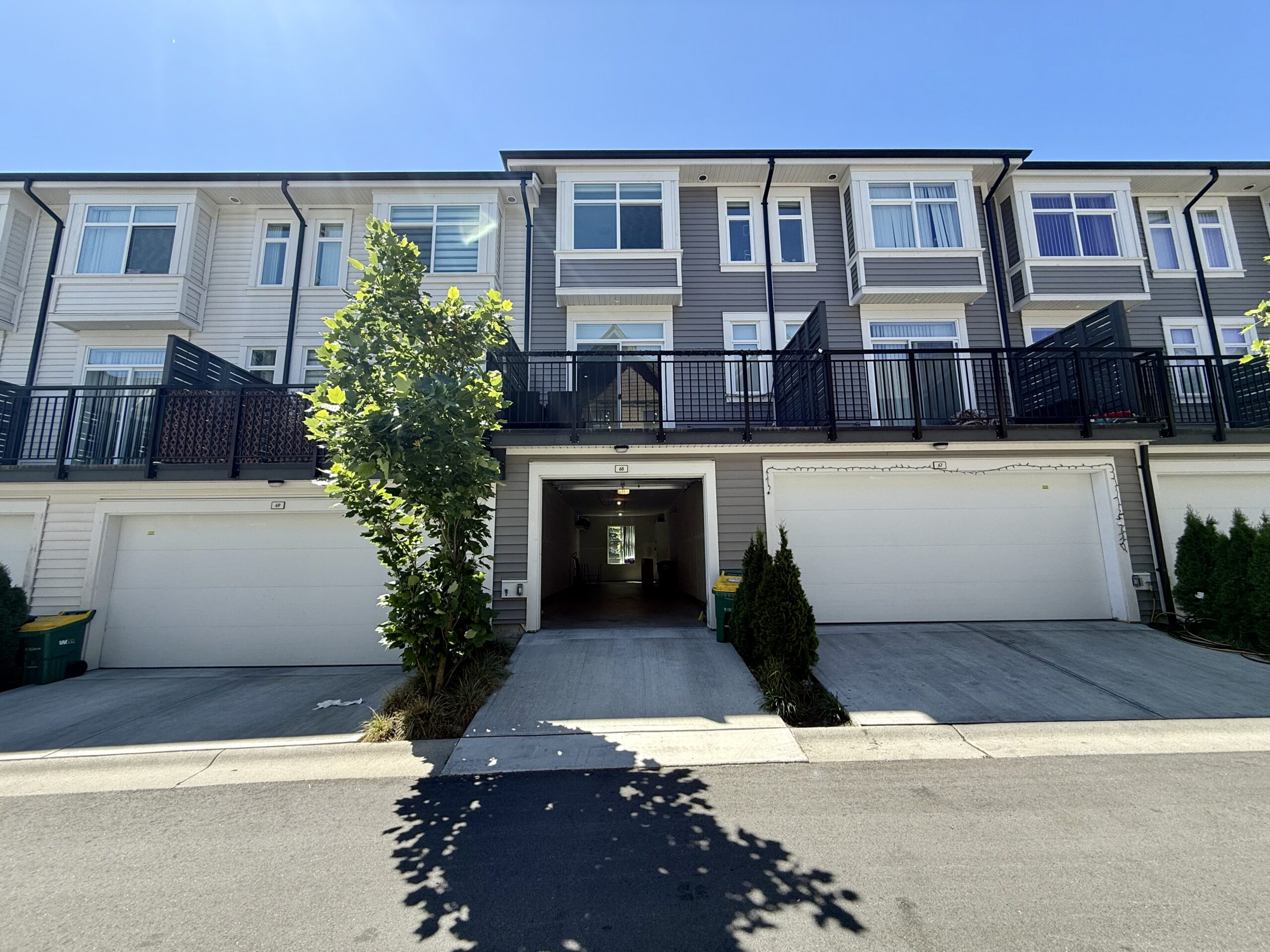 SURREY- 3 BEDROOM, 2 BATHROOM TOWNHOUSE