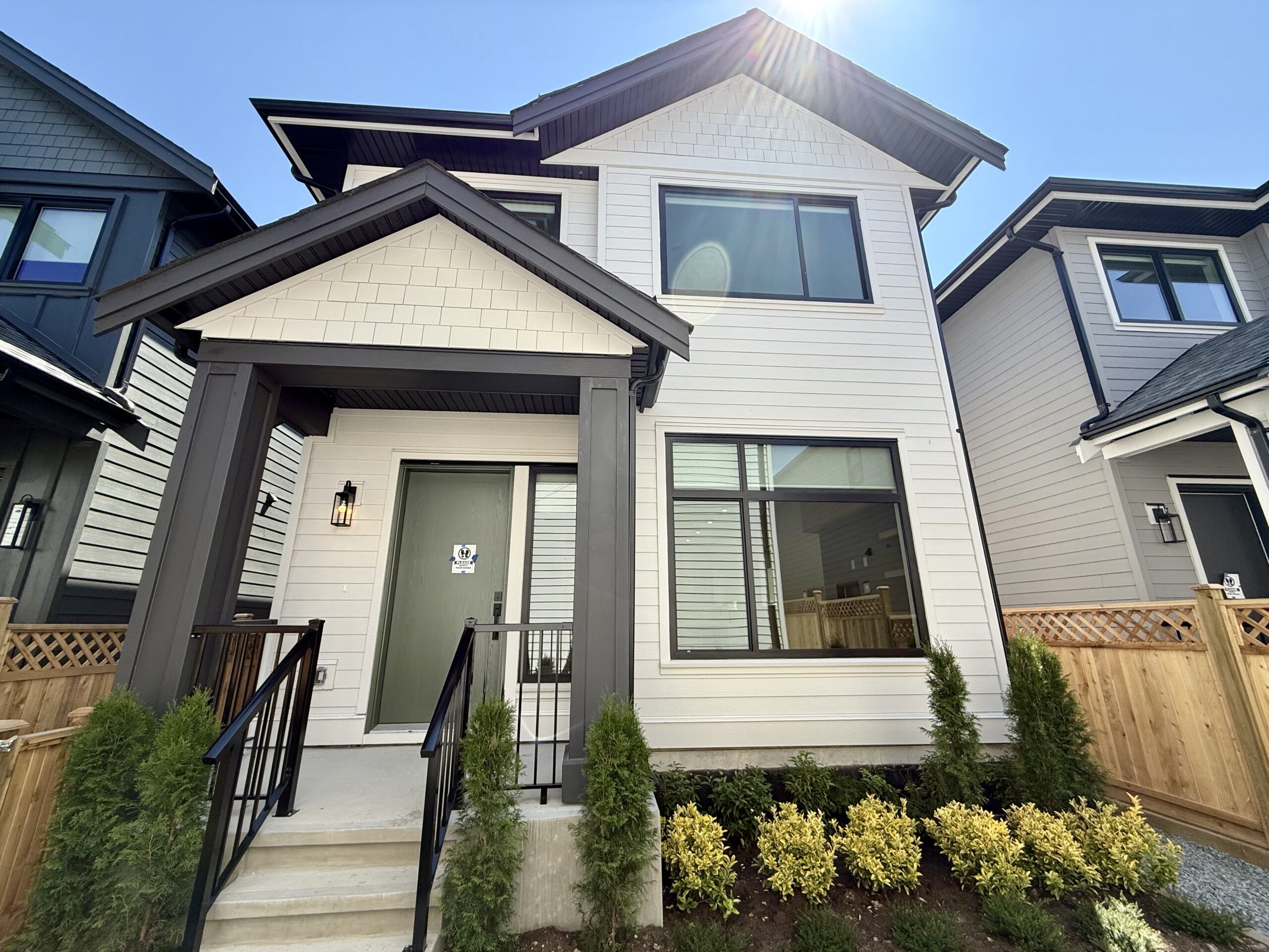 SURREY- 3 BEDROOM, 2.5 BATHROOM DUPLEX