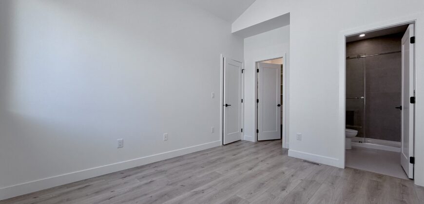 SURREY- 3 BEDROOM, 2.5 BATHROOM DUPLEX