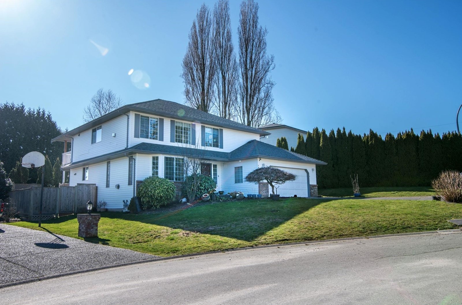 CLOVERDALE – 2 BEDROOMS 1 BATHROOM ABOVE GROUND SUITE