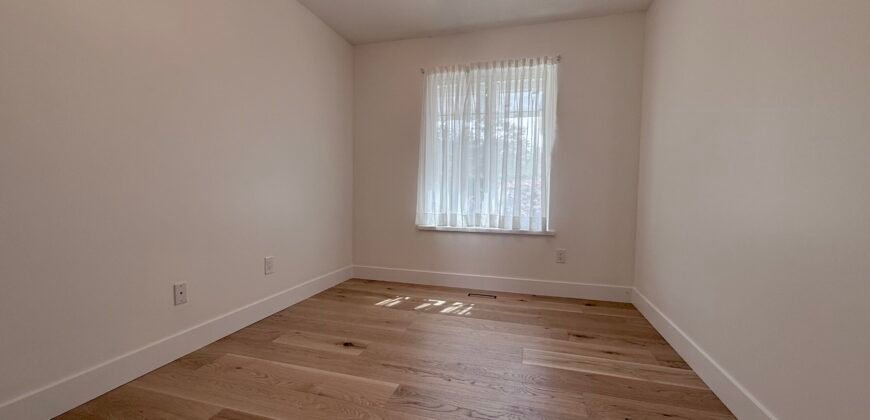 LANGLEY – 3 BEDROOM, 2 BATHROOM LAKESIDE HOME