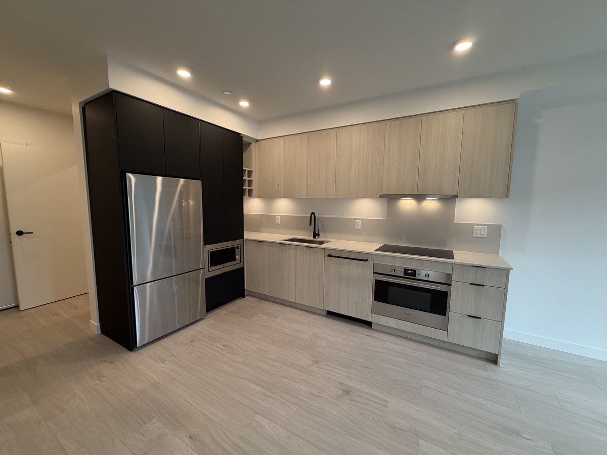 NORTH VANCOUVER – 206-968 LYTTON STREET – 1 BEDROOM + DEN
