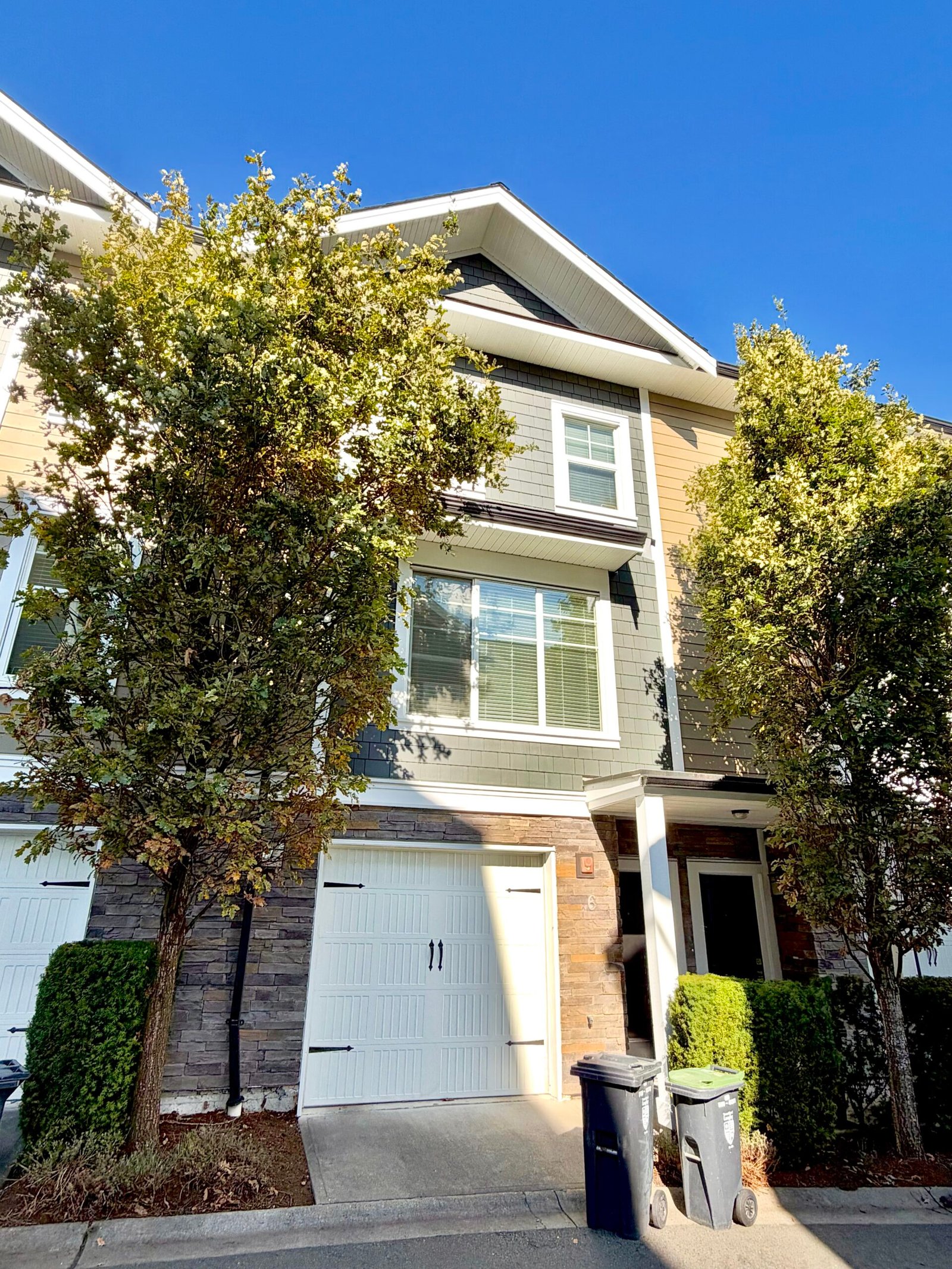 LANGLEY – SPACIOUS 3 BEDROOM, 2.5 BATHROOM TOWNHOME