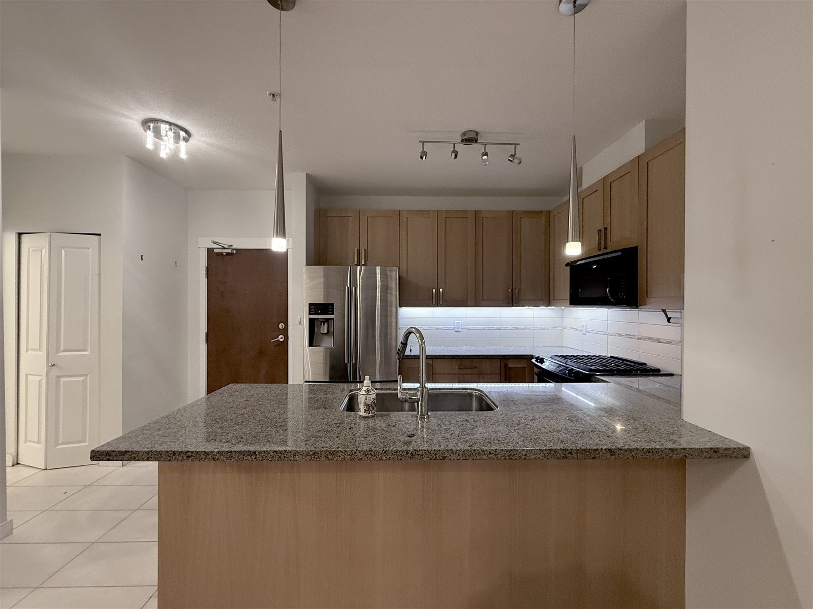 SOUTH SURREY – THE MORGAN – 2 BEDROOM + DEN, 2 BATHROOM CONDO